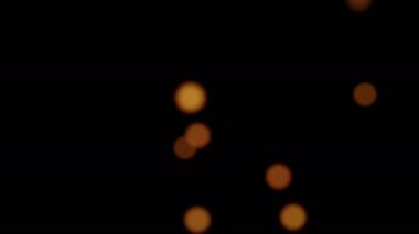 Birçok uçan bulanık altın ışıklar ile soyut bokeh arka plan, siyah