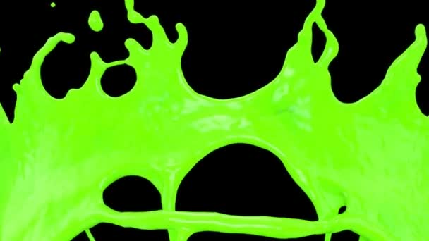 Voo Através Tinta Verde Néon Respingo Câmera Lenta Isolado Preto — Vídeo de Stock