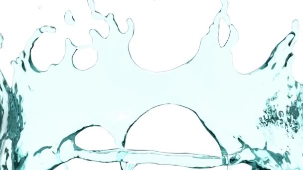 Vuelo Través Salpicaduras Agua Azul Turquesa Cámara Lenta Extrema Aislado — Vídeo de stock