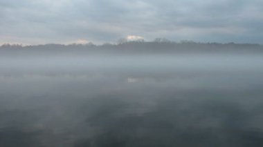 Akşam yoğun sis ve dramatik gökyüzü ile Epik nehir manzara. 