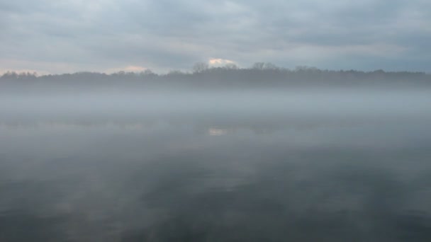 Epische Flusslandschaft Mit Dichtem Nebel Und Dramatischem Himmel Abend — Stockvideo