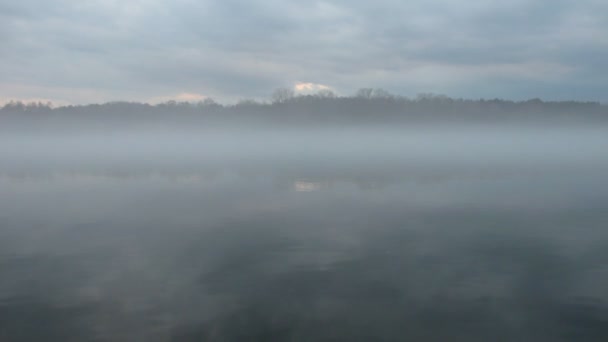 Paysage fluvial épique avec brouillard dense et ciel spectaculaire dans la soirée . 