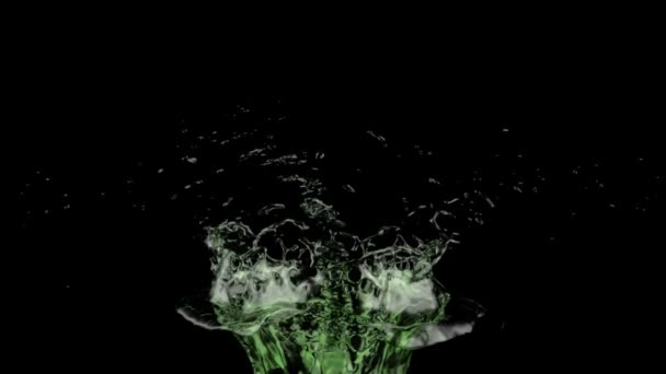 Splash Van Groen Water Extreme Slow Motion Geïsoleerd Zwart — Stockvideo