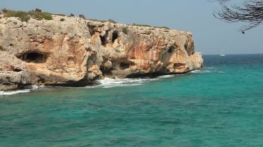 Parlak kaya ve turkuaz mavisu ile güzel bir sahil. Mallorca, İspanya
