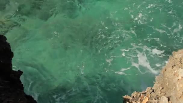 岩に囲まれたターコイズブルーの水 ループ可能な背景 マヨルカ スペイン — ストック動画