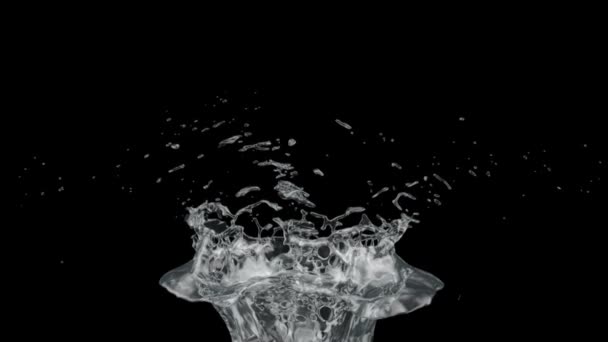 水晶般清澈的水飞溅在慢动作 隔离在黑色 — 图库视频影像