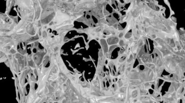 Sıvı gümüş, siyah arka plan da izole ekrana yavaş çekimde sıçratıyor