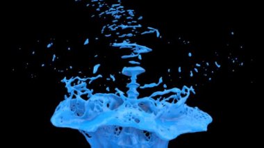Aşırı yavaş çekimde mavi renk sıçraması, siyah üzerinde izole
