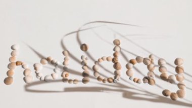 sahilde tatil kelimesi oluşturan deniz kabukları doğal görünümü