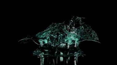 Aşırı yavaş çekimde turkuaz su sıçraması, siyah izole