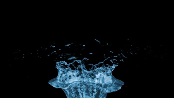 水晶蓝水飞溅在慢动作 隔离在黑色背景 — 图库视频影像