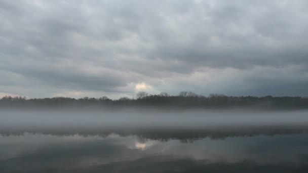 Επική Φύση Σκηνή Της Ομίχλη Του Ποταμού Και Δραματικό Ουρανό — Αρχείο Βίντεο