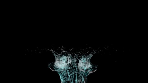 Светло Голубой Всплеск Воды Экстремально Медленном Движении Изолированный Черном — стоковое видео