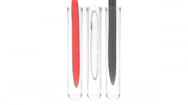 Mısır krizi - Mısır ulusal renklerde sıvı test tüpleri, beyaz izole akar 