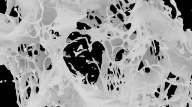 Beyaz renk, siyah arka plan da izole ekrana yavaş çekimde sıçratıyor