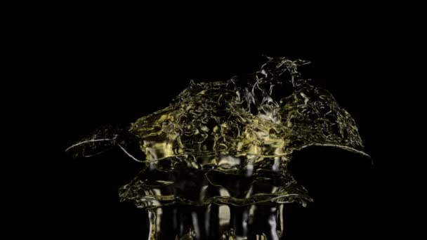 Gele Water Splash Slow Motion Geïsoleerd Zwart — Stockvideo