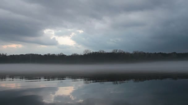 Nádherná Přírodní Scéna Mlžné Řeky Dramatickým Nebem Noci — Stock video