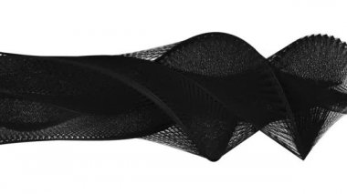 Kavisli harekette akan siyah çizgiler, beyaz üzerinde izole edilmiş soyut bir şekil oluşturur. 