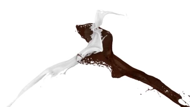 Σταγόνες Γάλακτος Και Σοκολάτας Συγκρούονται Αργή Κίνηση Απομονωμένες Λευκό Φόντο — Αρχείο Βίντεο