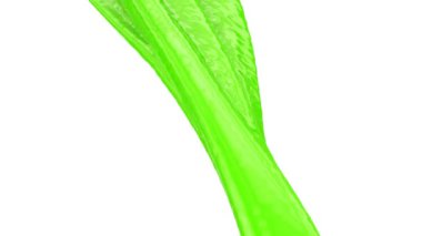 Beyaz arka plan üzerinde izole edilmiş tüm renklerde değişen akan boyanın yakın çekim görünümü. 