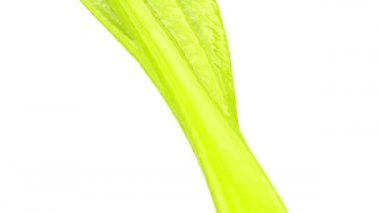 beyaz arka plan üzerinde izole akan açık yeşil boya yakın çekim görünümü