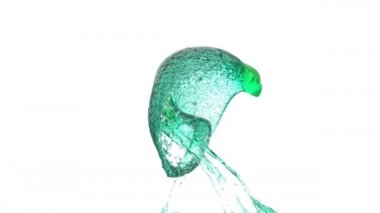 Turkuaz su sıçramaları yavaş çekimde çarpışıyor ve beyaz arka plan üzerinde izole edilmiş bir top oluşturuyor