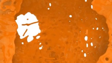 Yakın çekimde turuncu boya sıçraması geçen kamera uçuş, beyaz arka plan üzerinde izole. 