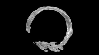 Siyah arka plan üzerinde izole, yavaş çekimde çalkantılı akan sıvı parlak metal ince açık halka