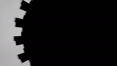 Dairesel gelişen metal elemanların arka plan animasyonu - sağ tarafa, siyah izole