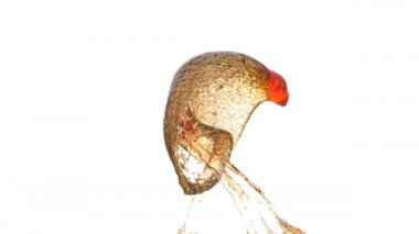 Kırmızı su sıçramaları yavaş çekimde çarpışıyor ve beyaz arka plan üzerinde izole edilmiş top oluşturuyor. 