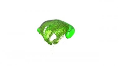 Yeşil su sıçramaları yavaş çekimde çarpışıyor ve beyaz arka plan üzerinde izole edilmiş bir top oluşturuyor