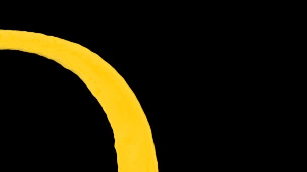Turbulente Gelbe Farbe Fließt Zeitlupe Isoliert Auf Schwarzem Hintergrund — Stockvideo