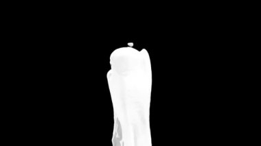 Yavaş çekimde renkli su sıçraması, siyah arka plan üzerinde izole