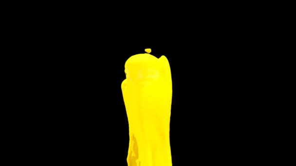 Eau colorée éclaboussure au ralenti, isolée sur fond noir 