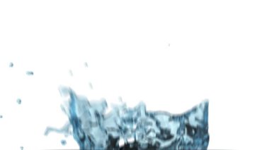 Kamera uçuş yakın çekimde açık mavi su sıçraması geçen, beyaz arka plan üzerinde. 