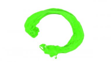 renkli su sıçraması ve yavaş hareket, beyaz arka plan akan halka