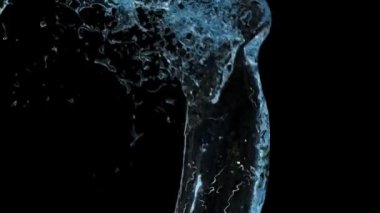 Siyah arka plan üzerinde izole açık mavi su akışı sıçraması görünümü kadar yakın. 
