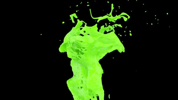 Неоновий Зелений Колір Розбризкування Абстрактний Повільному Русі Ізольований Чорному — стокове відео