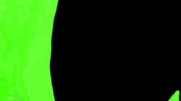 Кільце Різнокольоровою Водою Бризкає Тече Повільному Русі Чорний Фон — стокове відео