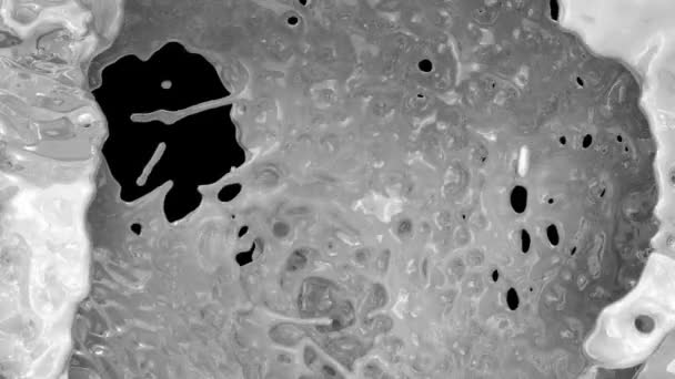 明亮的液体银溅入屏幕 隔离在黑色背景 — 图库视频影像