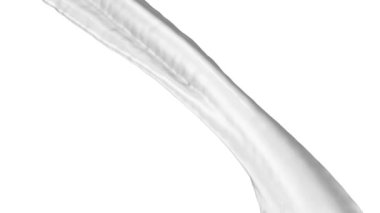 Yavaş çekimde düzgün akan parlak metalin yakın çekim görünümü, beyaz üzerinde izole 