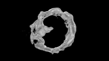 su sıçraması halkası ve yavaş hareket, siyah arka plan üzerinde izole akan. 