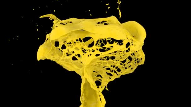 Obracanie Splash Żółty Kolor Zwolnionym Tempie Izolowane Czarnym Tle — Wideo stockowe