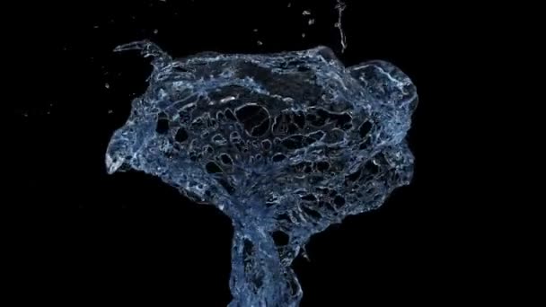 Girando Respingo Água Azul Câmera Lenta Isolado Fundo Preto — Vídeo de Stock