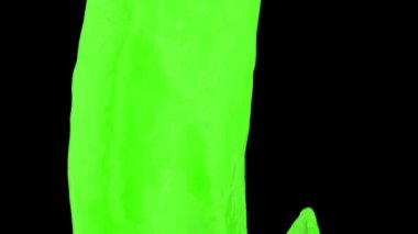 renkli su sıçraması ve yavaş hareket, siyah arka plan akan halka