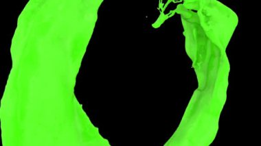 renkli su sıçraması ve yavaş hareket, siyah arka plan akan halka