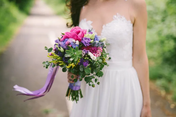 Bruid Met Colourfull Violet Boeket Haar Hand — Stockfoto
