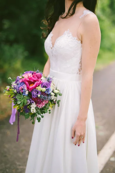 Novia Con Colorido Ramo Violeta Mano — Foto de Stock