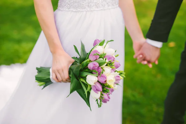 婚礼花束与紫罗兰郁金香和新郎的手 — 图库照片