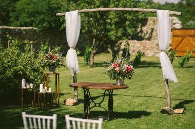 beyaz sandalye ve eski ahşap masa düğün kutlaması için hazır